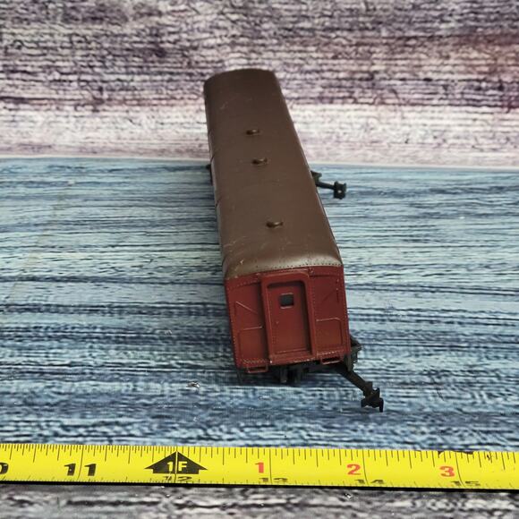 Vintage H.O scale Norfolk and Western US mail postage train car maroon and brown - Picture 12 of 16